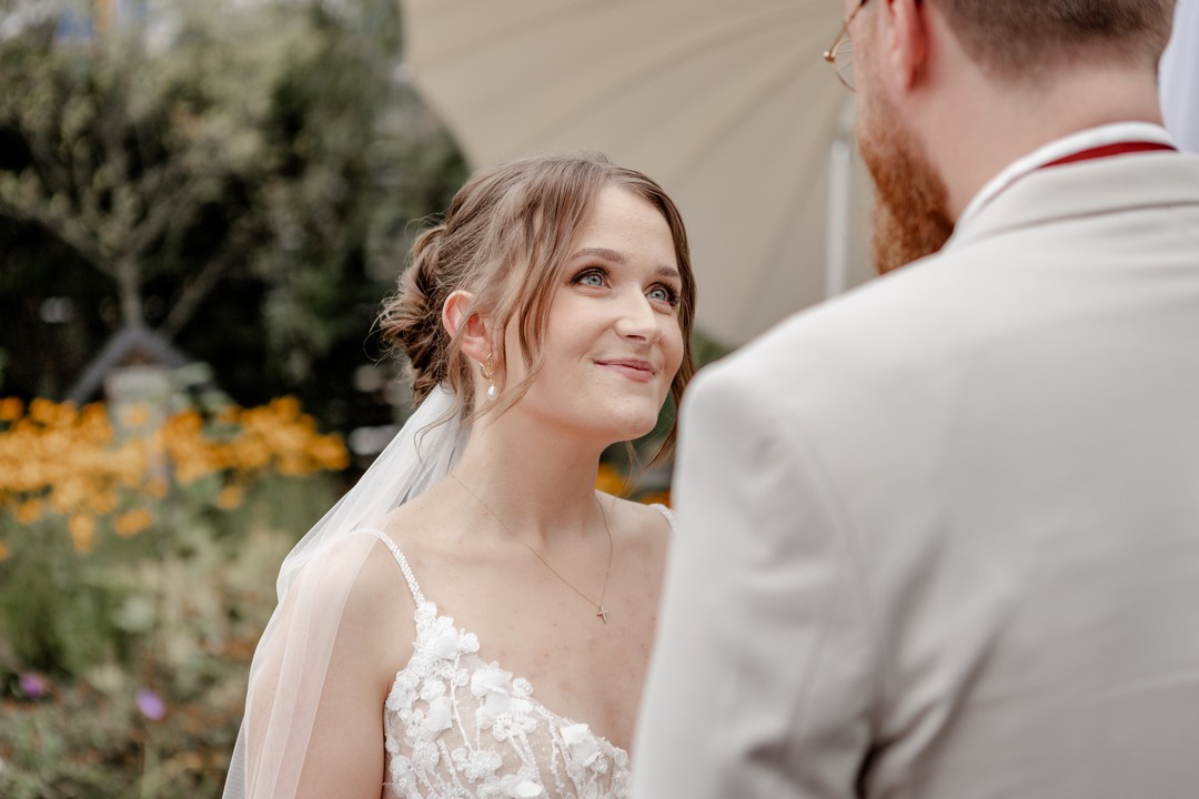 Verliebte Blicke bei einer Freien Trauung mit eigenen Eheversprechen des Hochzeitspaars